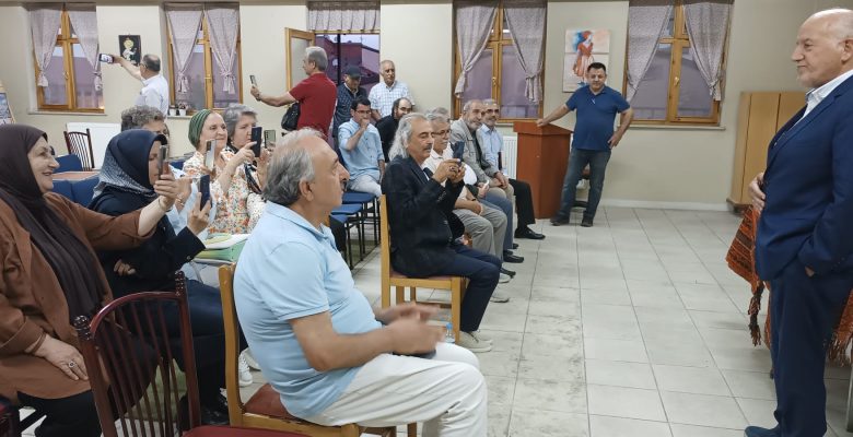 Önce türkü okudu sonra kitaplarını imzaladı